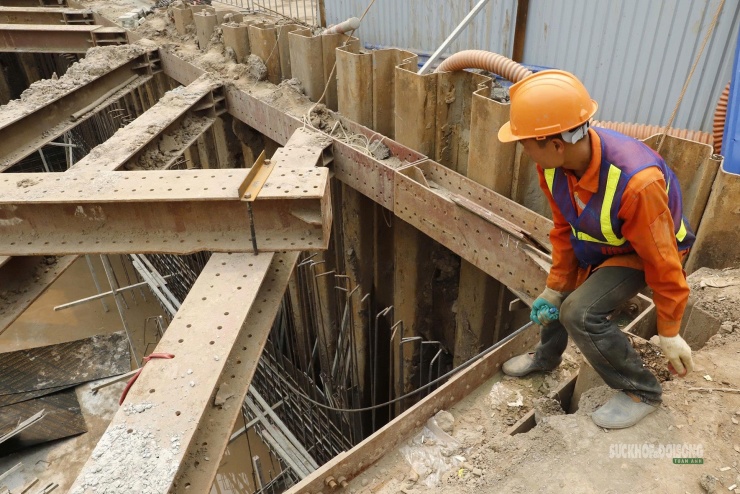 Công nhân làm việc trên miệng hố công trình.