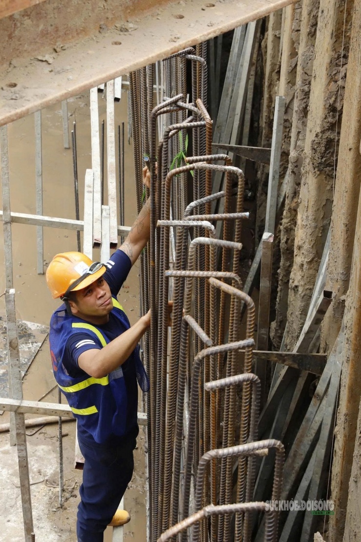 Công nhân thi công hạng mục cốt thép tại công trường.