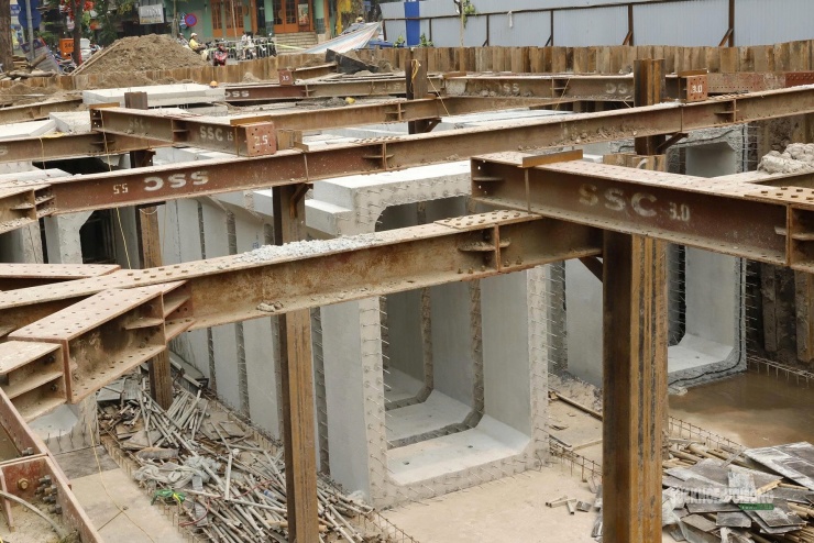 Hệ khung thép chống đỡ phủ kín công trường ngầm giữa phố cổ.