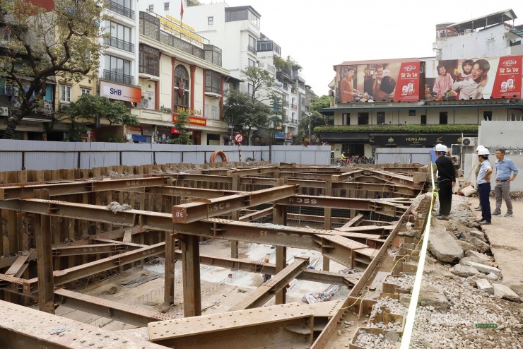 Kỹ sư, cán bộ kỹ thuật kiểm tra tiến độ tại hiện trường.