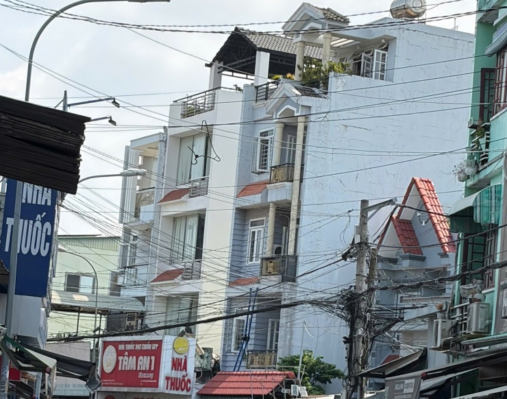 Phía bên ngoài căn nhà trọ xảy ra hỏa hoạn, thang cứu hộ vẫn còn treo lơ lửng. Ảnh: TK