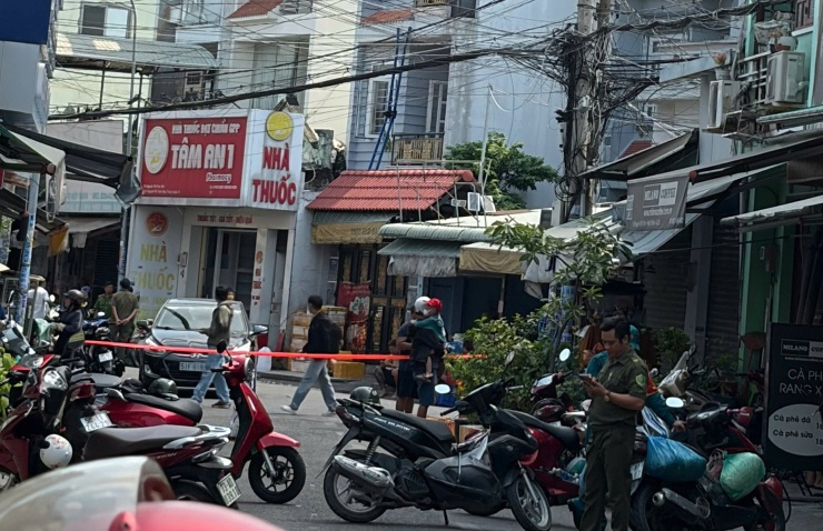 Lực lượng chức năng phong tỏa nghiêm ngặt hiện trường vụ cháy. Ảnh: TK