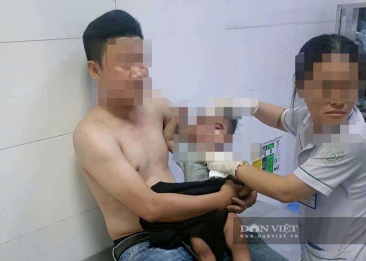 Khoảnh khắc công an leo sân thượng cứu bé gái trong vụ cháy nhà trọ 4 tầng ở phường Tân Thới Hiệp - 1