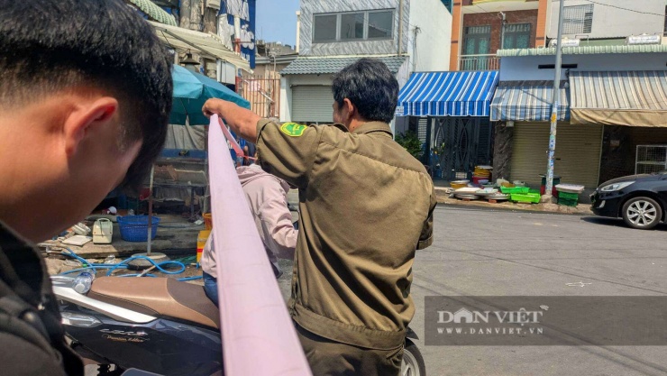 Khoảnh khắc công an leo sân thượng cứu bé gái trong vụ cháy nhà trọ 4 tầng ở phường Tân Thới Hiệp - 3