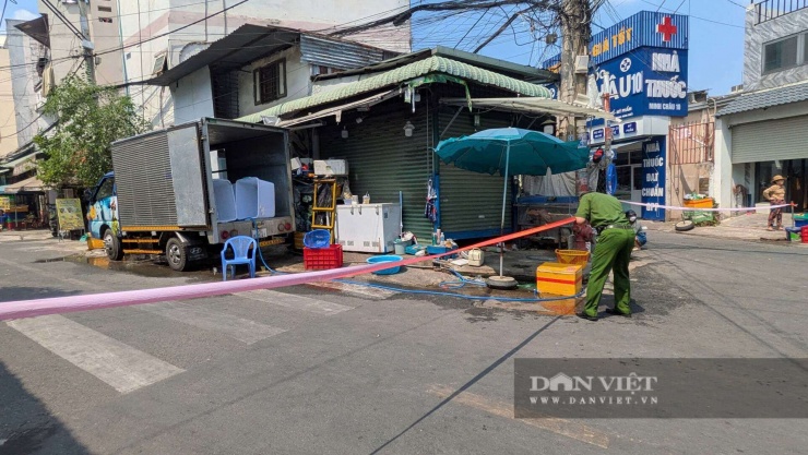 Cảnh sát phong tỏa nghiêm ngặt hiện trường. Ảnh: CH