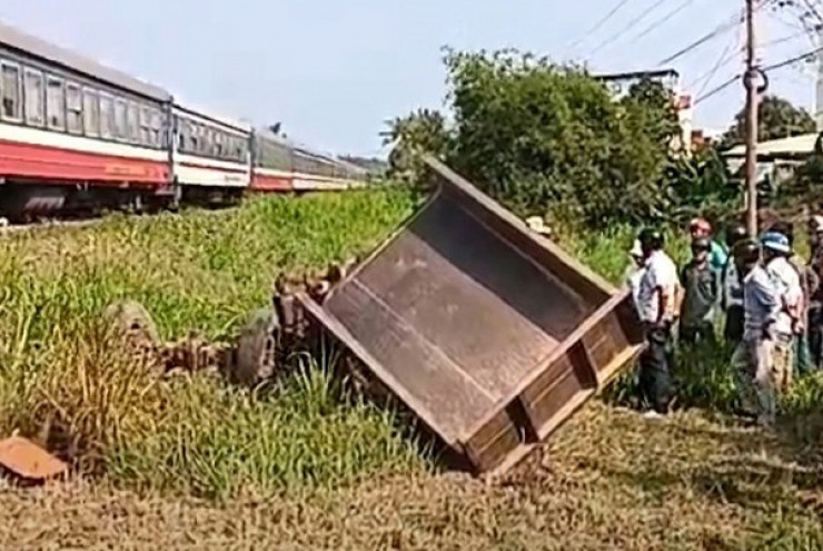 Công nông bị tàu hoả tông tại lối đi tự mở, 3 người thương vong