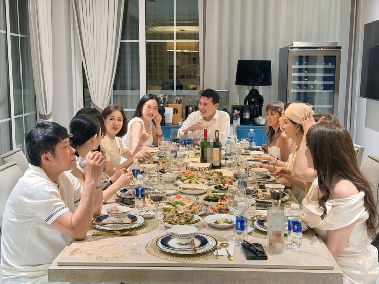 Hoa khôi Thu Hương đón dàn nghệ sĩ về thăm biệt thự hơn 200 tỷ đồng - 3