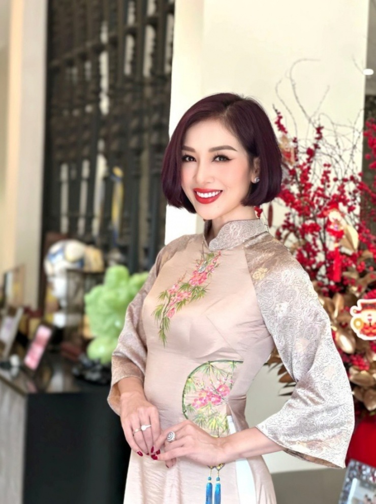 Hoa khôi Thu Hương đón dàn nghệ sĩ về thăm biệt thự hơn 200 tỷ đồng - 4