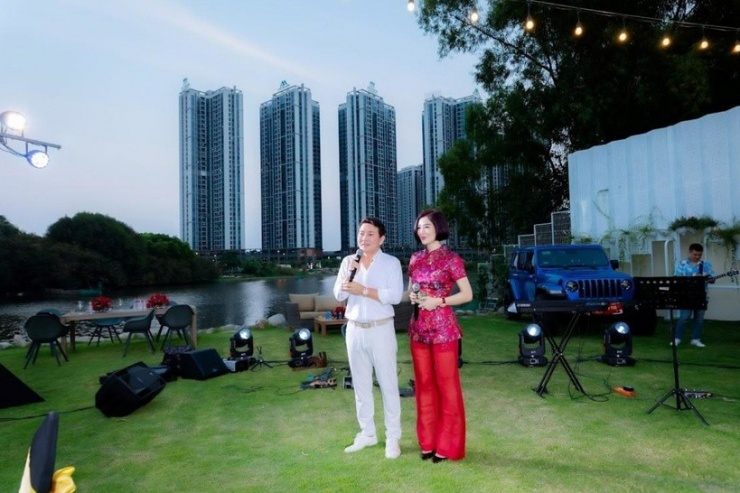 Hoa khôi Thu Hương đón dàn nghệ sĩ về thăm biệt thự hơn 200 tỷ đồng - 6