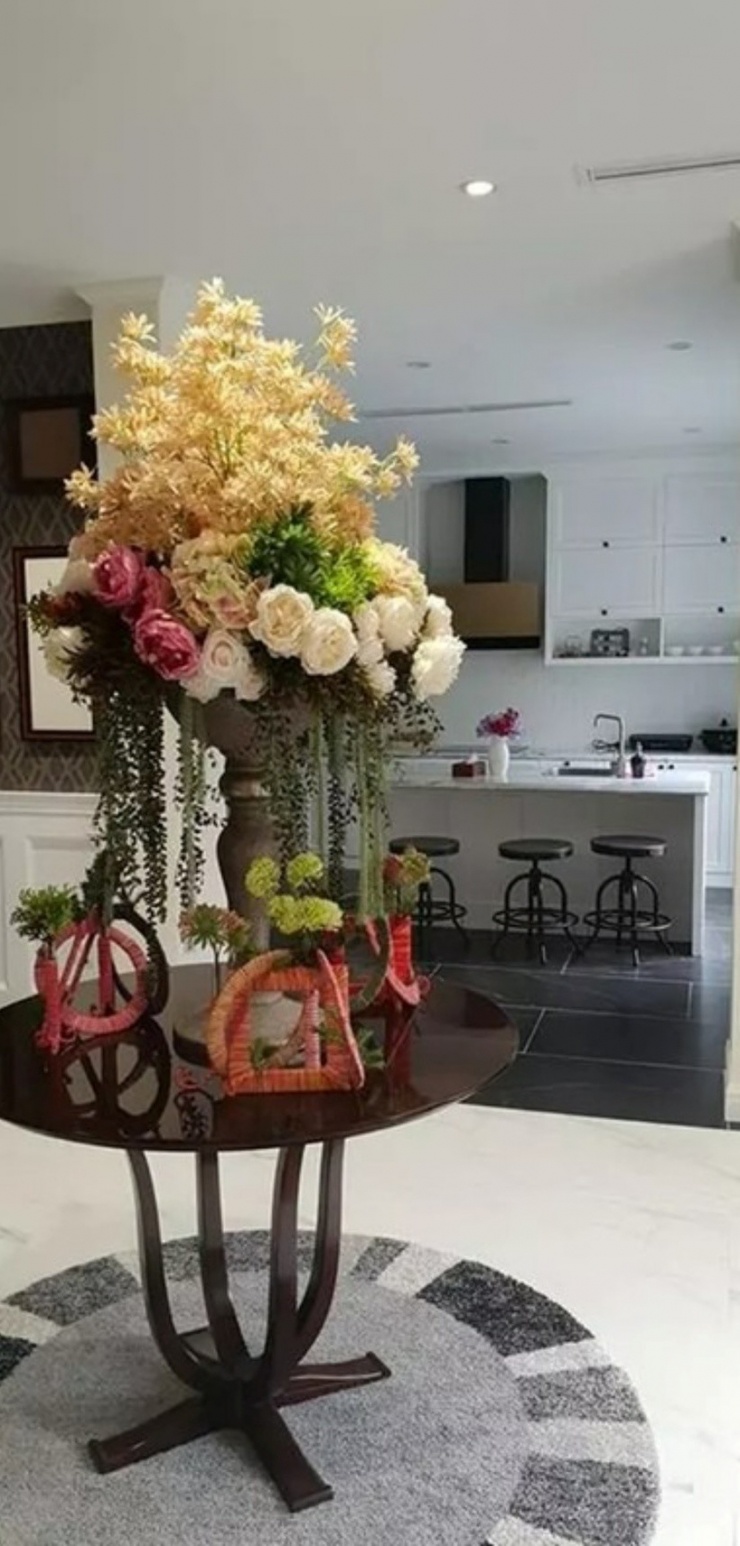 Hoa khôi Thu Hương đón dàn nghệ sĩ về thăm biệt thự hơn 200 tỷ đồng - 12