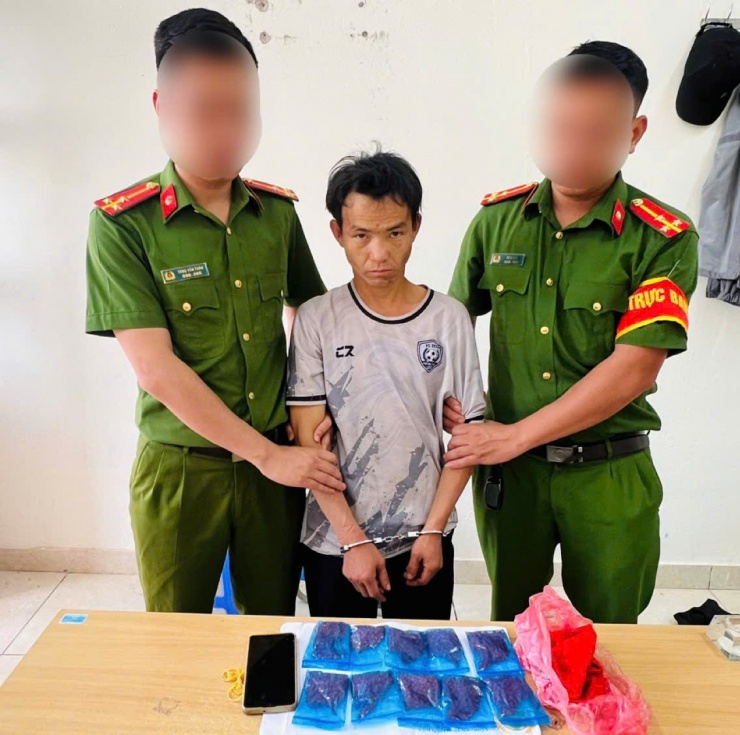 Đối tượng Giàng A Sáng cùng tang vật tại cơ quan công an