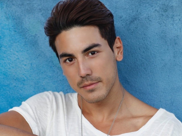 Diễn viên Bạch Tử Hiên nhận 'cơn mưa' lời khen khi lao xuống biển cứu 2 cô gái đuối nước