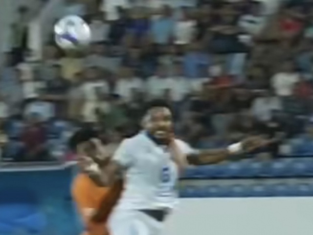 Nguyễn Xuân Son hoang mang: 'Tại sao trọng tài không thổi phạt đền'?