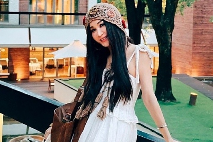 Gu mặc trẻ như gái 20 của Ôn Bích Hà