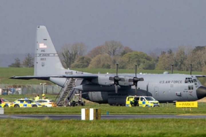 Đột nhập sân bay, chém hỏng vận tải cơ chục triệu USD của Mỹ