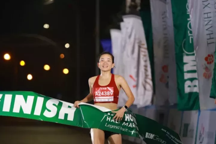 Nguyễn Thị Oanh, Nguyễn Trung Cường 'vô đối' tại Tay Ho Half Marathon 2026