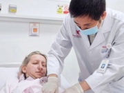 Nữ du khách nước ngoài phát hiện ung thư đại tràng thừa nhận 1 sai lầm nhiều người Việt mắc phải