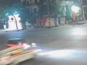 VIDEO: Xe cứu thương chở nhiều người bị lật sau khi tông xe bán tải ở ngã tư