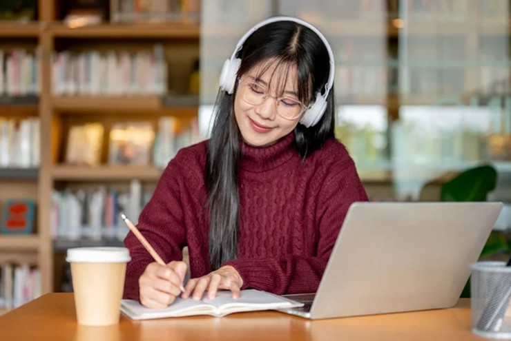 Tai nghe chống ồn đang được sử dụng khá phổ biến.