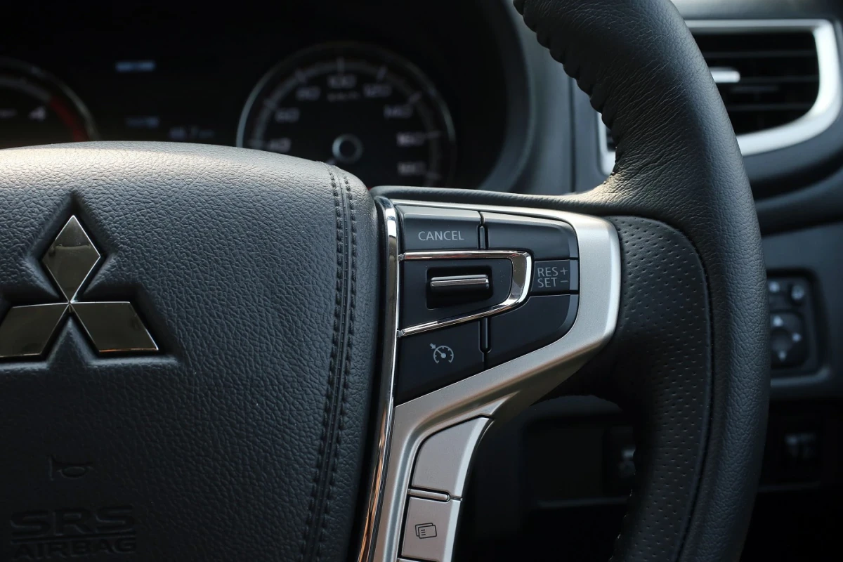 Cụm nút bấm liên quan Cruise Control trên Xpander Cross 2023.