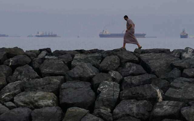 Các tàu thương mại xếp hàng dài ở eo biển Hormuz khi nhìn từ Khor Fakkan của Các Tiểu vương quốc Ả Rập Thống nhất, ngày 11- 3. Ảnh AP