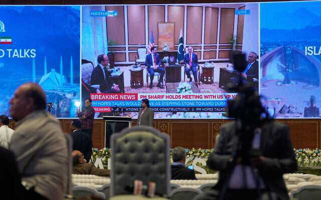 Đài truyền hình nhà nước Pakistan phát sóng trực tiếp cuộc gặp giữa Phó Tổng thống Mỹ JD Vance và Thủ tướng Pakistan Shehbaz Sharif tại Islamabad ngày 11-4. Ảnh AP