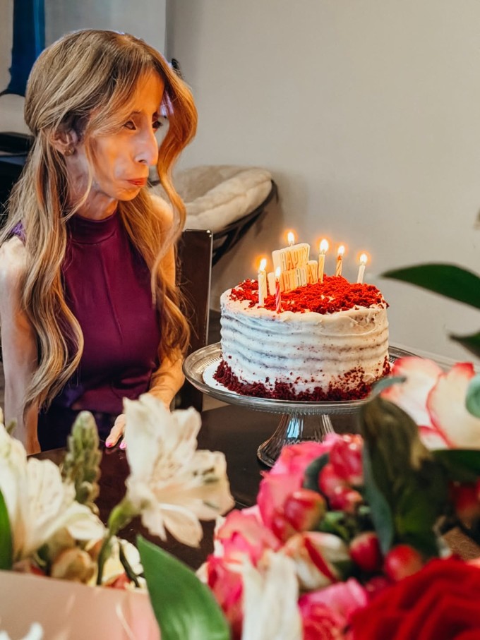 Lizzie mừng sinh nhật tuổi 37 bằng bức ảnh kèm chú thích: "Được ban phước không có nghĩa là cuộc sống dễ dàng, mà là cuộc sống của bạn có ý nghĩa". Ảnh: Instgram Littlelizziev