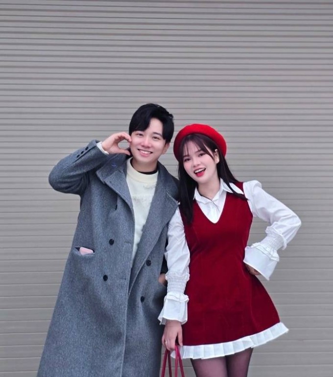 Thảo và chồng khi về Việt Nam ăn Tết năm 2025. Ảnh: NVCC