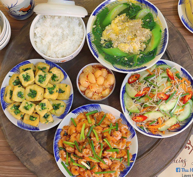 Mâm cơm ngày hè không thể thiếu canh cua rau đay mồng tơi