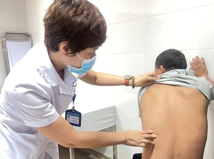 Một bệnh nhân xuất hiện ngứa, nổi mẩn da sau những ngày nắng nóng. Ảnh: Thanh Hương
