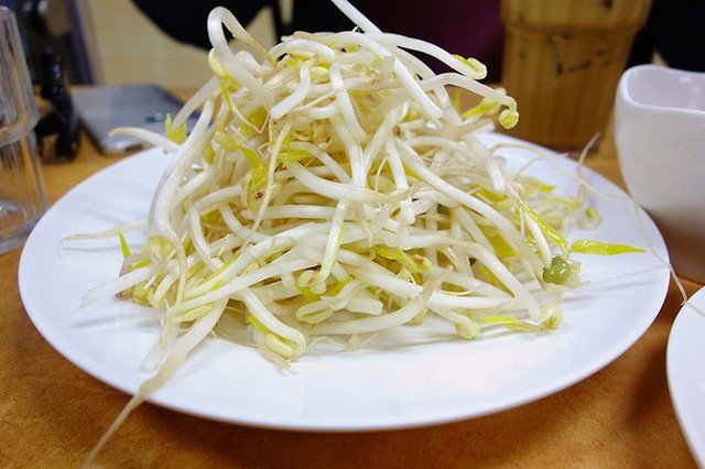 Loại rau rẻ bèo bổ xương lại tốt cho tim mạch, bán đầy chợ Việt nhưng rất dễ nhiễm hóa chất nếu không biết phân biệt - 2