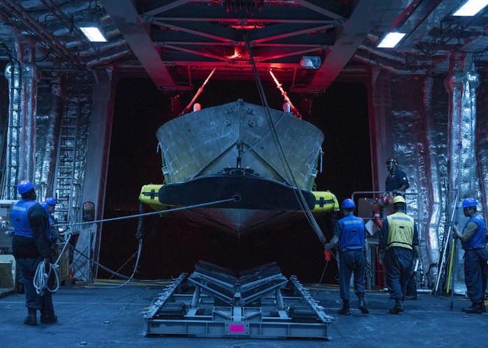 Thiết bị lặn dò mìn không người lái trong khoang chứa của tàu chiến ven biển lớp Independence. Ảnh: Hải quân Mỹ