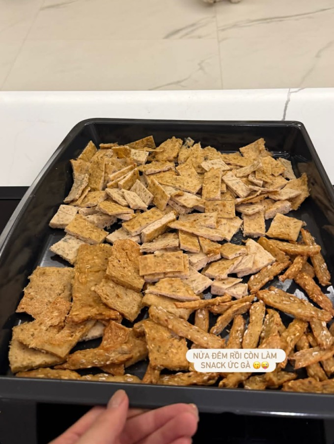 Món ăn vặt healthy của Kỳ Duyên làm từ ức gà và yến mạch.