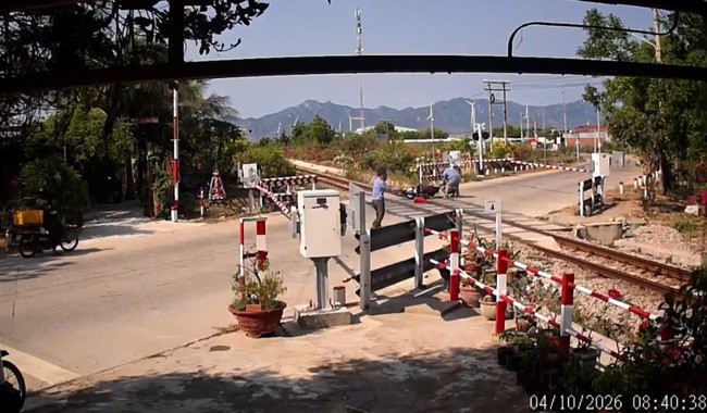 Tai nạn suýt xảy ra vì người phụ nữ vượt rào chắn đường sắt đang hạ. Ảnh: Công ty cổ phần đường sắt Thuận Hải