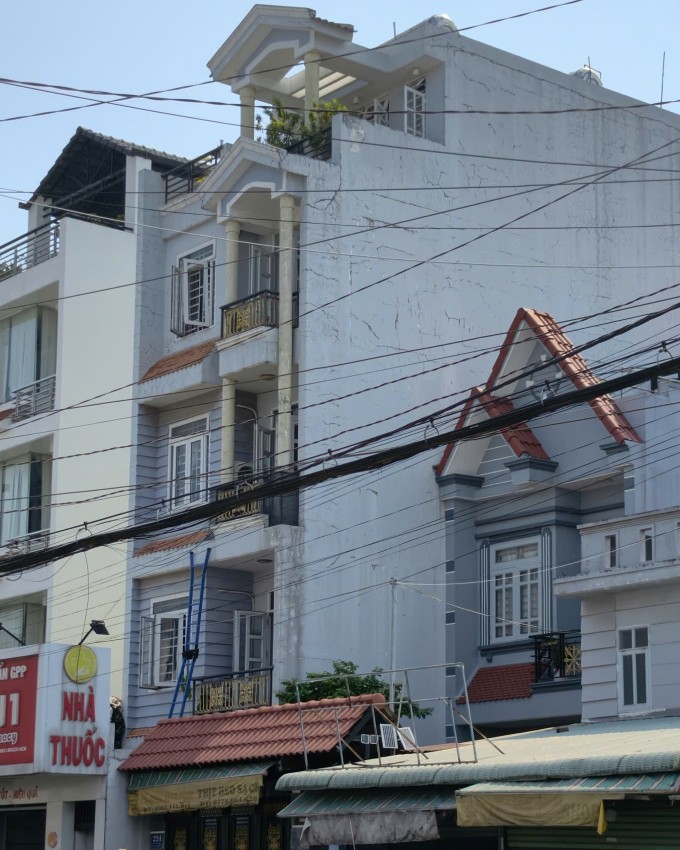 Ngôi nhà có thang màu xanh là căn xảy ra cháy. Ảnh: Đình Văn