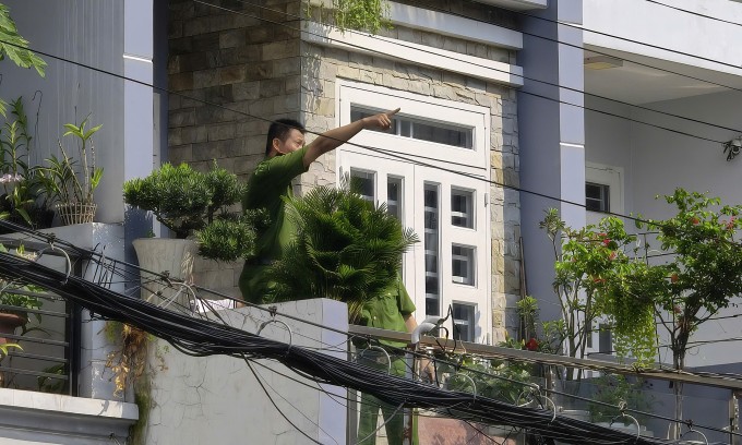 Cảnh sát đang khám nghiệm hiện trường cháy, sáng 12/4. Ảnh: Đình Văn