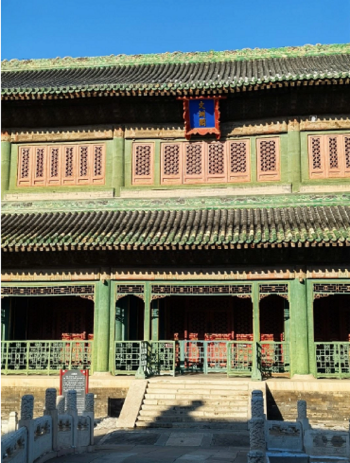 Hầu hết các cung điện trong Tử Cấm Thành sử dụng ngói vàng tượng trưng cho hoàng quyền, riêng Văn Uyên Các được lợp ngói lưu ly màu đen.