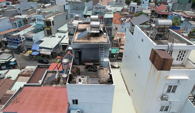 Khói ám trên sân thượng căn nhà cháy. Ảnh: Đình Văn