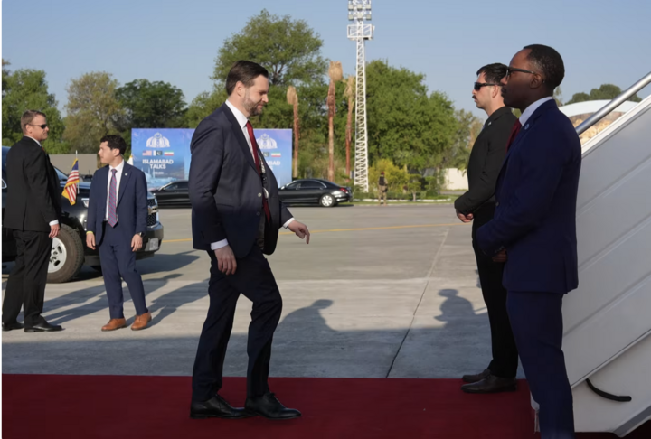 Ông J.D Vance lên máy bay rời Pakistan.