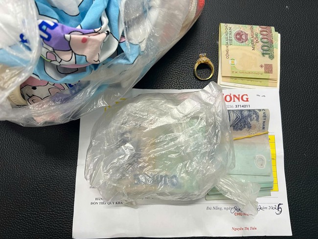 Số vàng, tiền mặt thất lạc trên bãi biển Đà Nẵng. Ảnh: Công an phường Thanh Khê