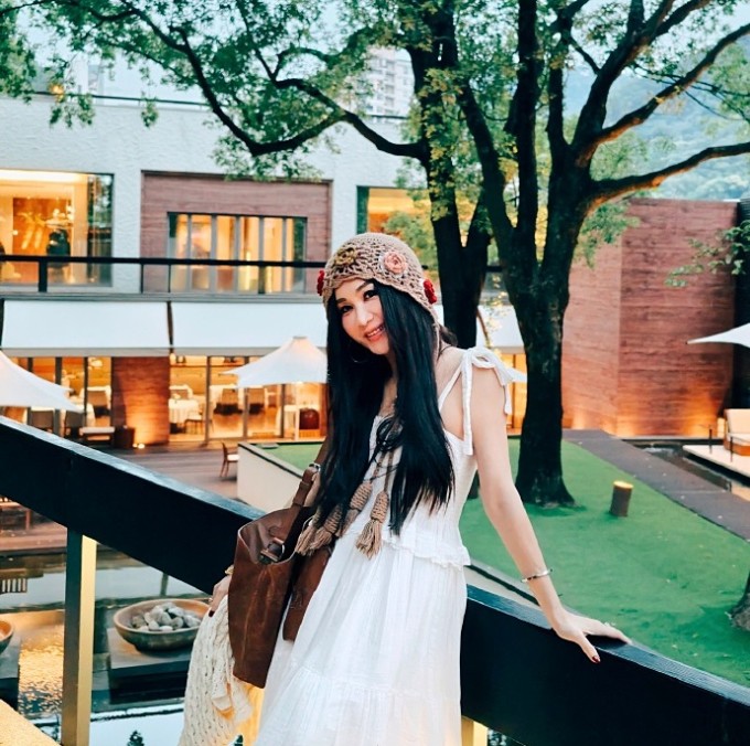 Gu mặc trẻ như gái 20 của Ôn Bích Hà - 1