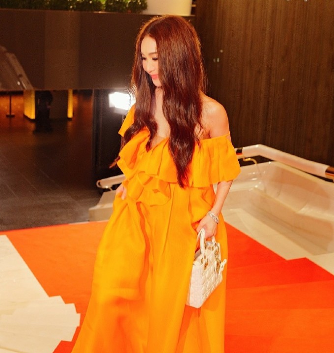 Gu mặc trẻ như gái 20 của Ôn Bích Hà - 2