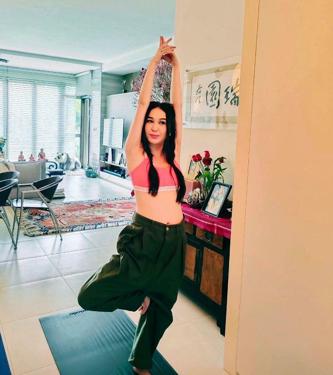 Gu mặc trẻ như gái 20 của Ôn Bích Hà - 10