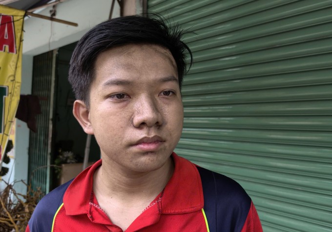 Anh Nguyễn Thiên Thông kể lại sự việc. Ảnh: Đình Văn