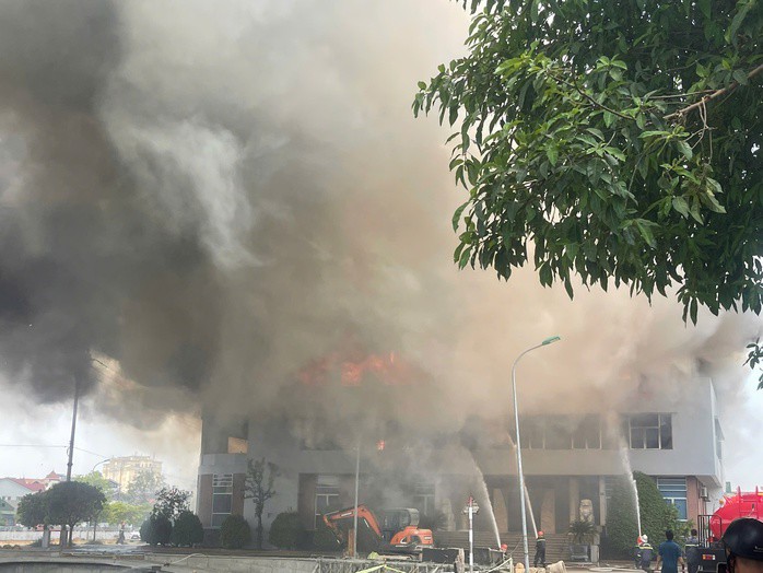 Lực lượng chức năng cùng người dân tích cực tham gia khống chế đám cháy