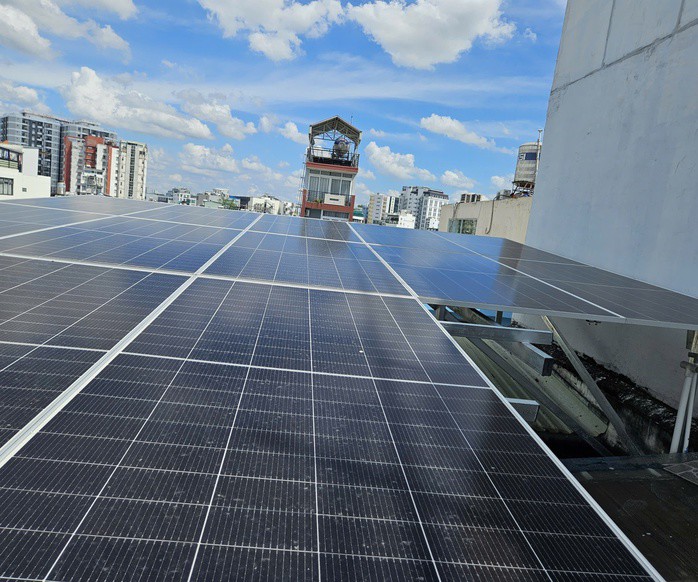 Việc lắp điện năng lượng mặt trời khi sống ở chung cư sẽ không đơn giản vì phụ thuộc vào các bên