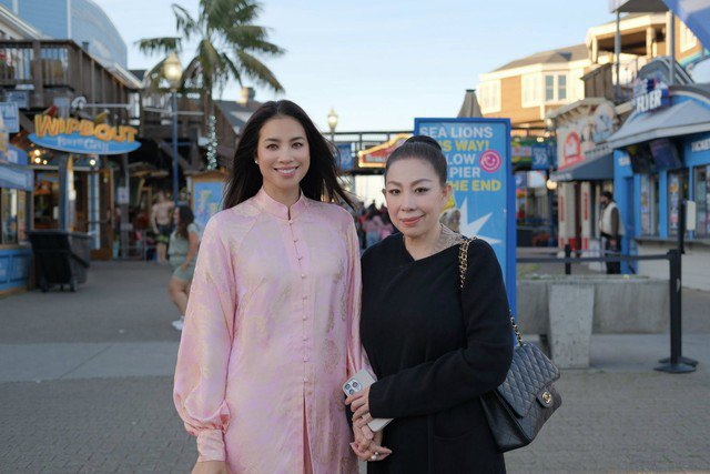 Phạm Hương mặc bộ pháp phục mà NTK Linh San may tặng.