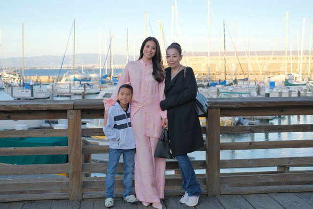 Người đẹp quê Hải Phòng đưa theo con trai lớn Max, 8 tuổi, đến gặp NTK Linh San. Con trai út của cô, bé Apollo, hiện 5 tuổi.