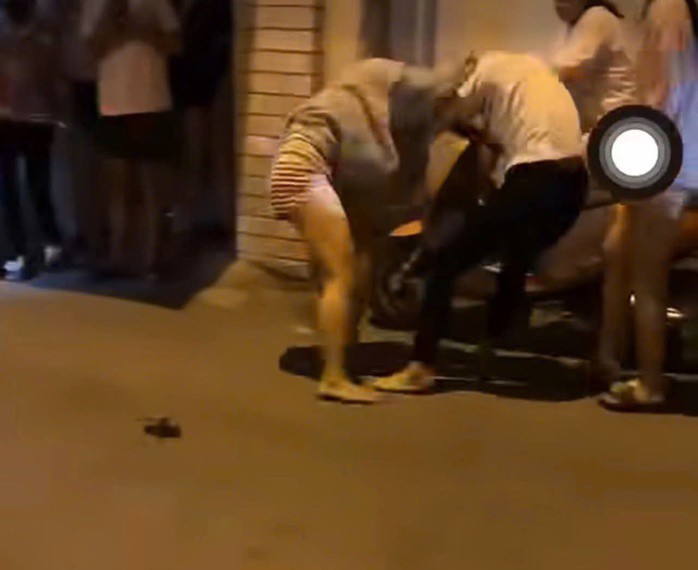 Hai nhóm phụ nữ xông vào ẩu đả trước sự chứng kiến của nhiều người. Ảnh: Cắt từ clip