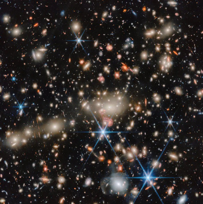 Hình ảnh toàn cảnh cụm thiên hà MACS J1149, nơi cư ngụ của cụm 3 vật thể Stingray - Ảnh: INAF